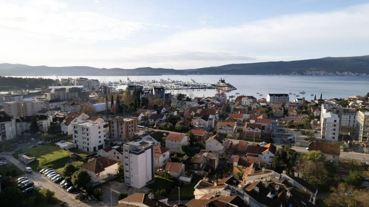 Izdavanje, dvosoban stan, 64m², Tivat, Crna Gora