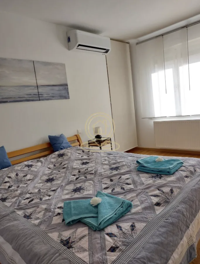Spavaća soba sa bračnim krevetom, klima-uređajem i prozorom.