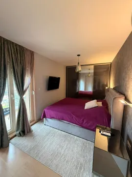Namještena spavaća soba sa bračnim krevetom, plakarom i izlazom na terasu. - image 5
