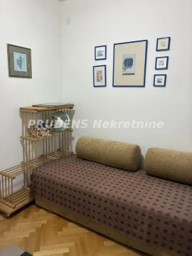 Manja spavaća soba sa krevetom i drvenom policom. - image 3