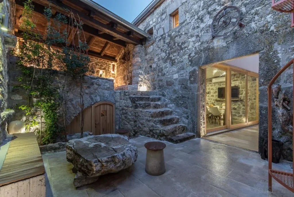 Prodaja, kuća, 216m², Đuraševići, Tivat