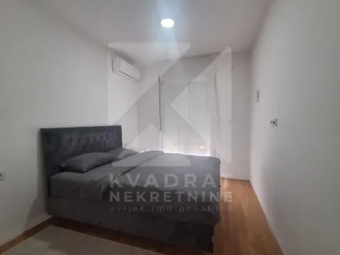 Spavaća soba sa bračnim krevetom i klima uređajem. - image 6