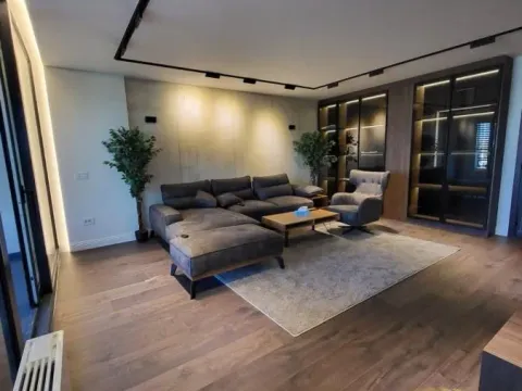 Izdavanje, četvorosoban stan, 200m2, Kalenić Pijaca, Vračar, Beograd Izdavanje, četvorosoban stan, 200m2, Kalenić Pijaca, Vračar, Beograd