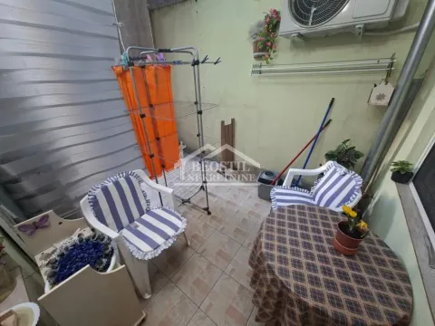 Manja terasa sa garniturom za sedenje i stalkom za sušenje veša. - image 6