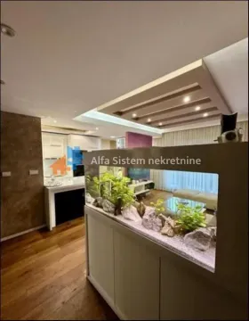 Dnevni boravak sa pregradnim akvarijumom i spuštenim plafonom sa rasvetom. - image 3