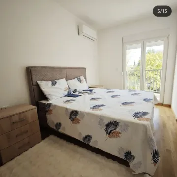 Namještena spavaća soba sa bračnim krevetom, noćnim stočićem i izlazom na terasu. - image 12