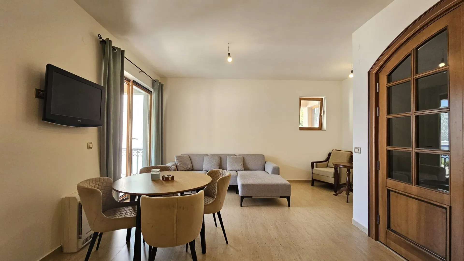 Prodaja, dvosoban stan, 106m², Dobrota, Kotor