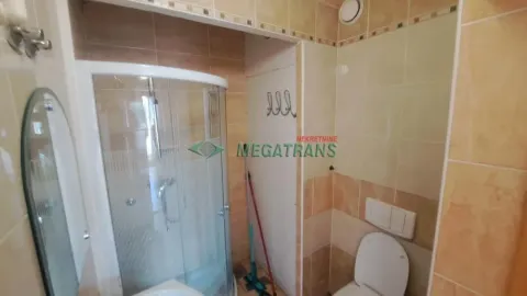 Kupatilo sa tuš kabinom, WC šoljom i ogledalom. - image 20