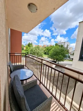 Natkriveni balkon sa garniturom za sedenje i pogledom na okolinu. - image 11