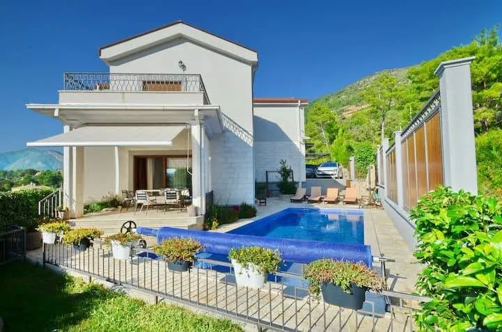 Rent, house, 220m², Kavač, Kotor
