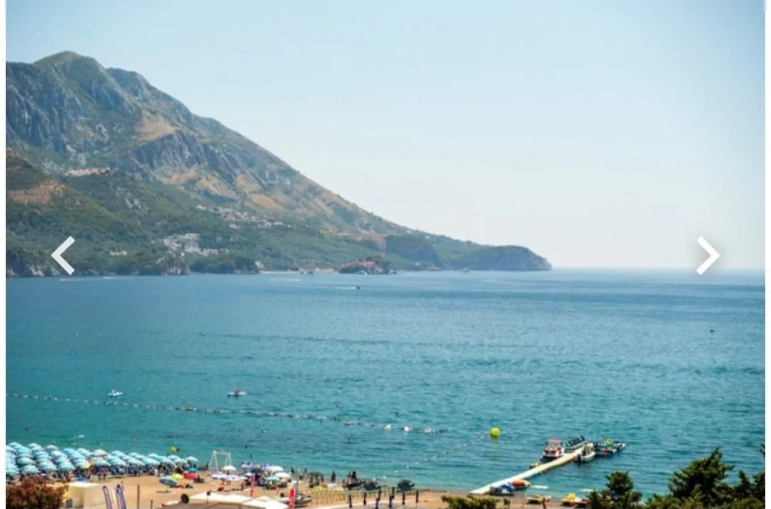Pogled na more i plažu sa terase.