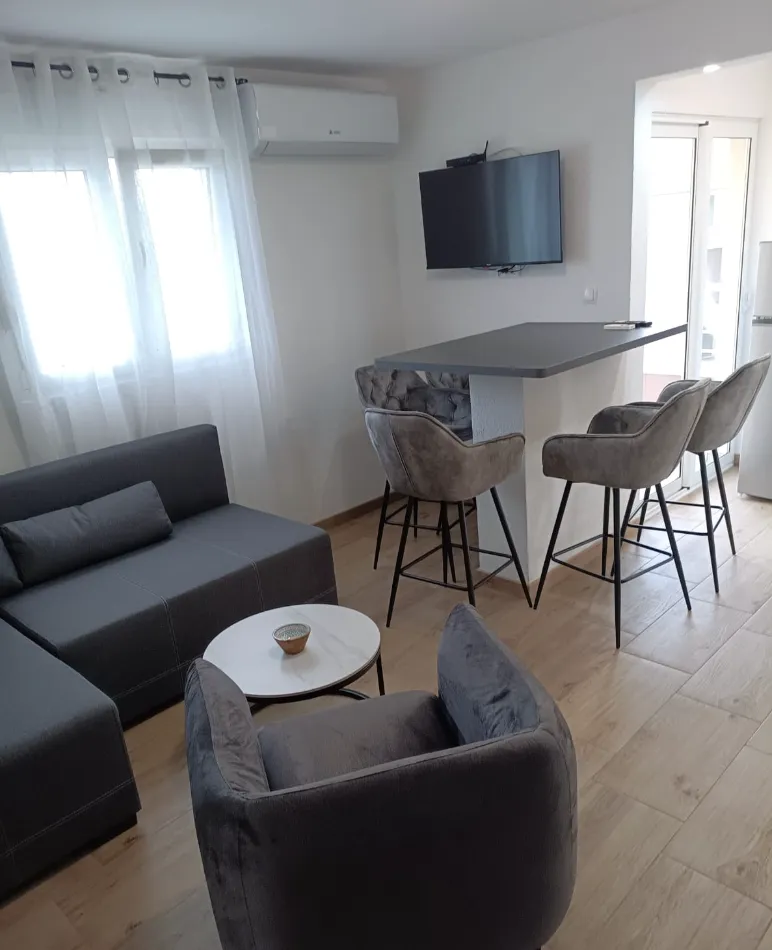 Izdavanje, dvosoban stan, 52m², Solila, Tivat