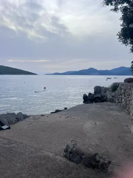 Pogled na more sa betonskog doka. - image 16