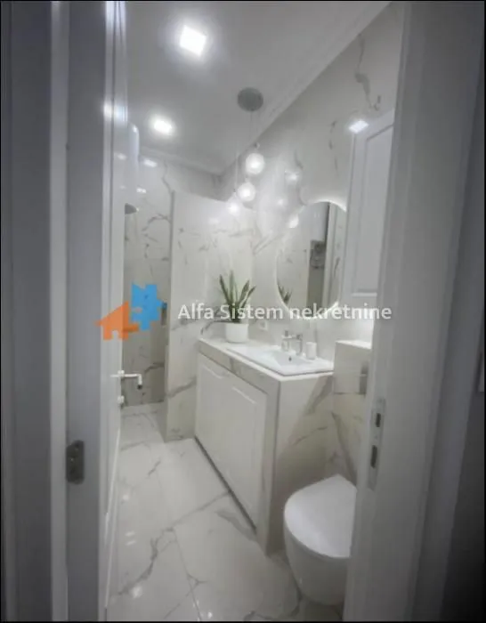 Izdavanje, trosoban stan, 70m², Savski Venac, Beograd