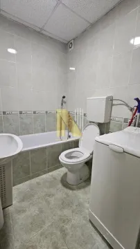 Kupatilo opremljeno kadom, wc šoljom, umivaonikom i veš mašinom. - image 9