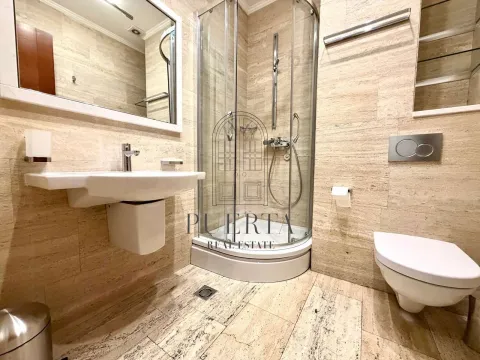 Moderno opremljeno kupatilo sa tuš kabinom i keramičkim pločicama. - image 11