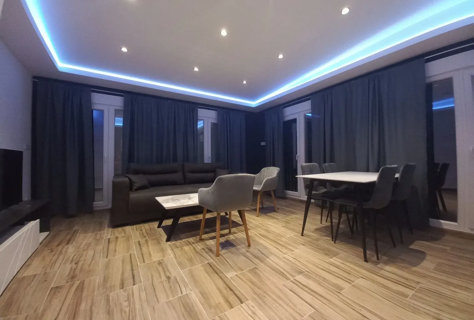 Izdavanje, dvosoban stan, 70m², Kalimanj, Tivat