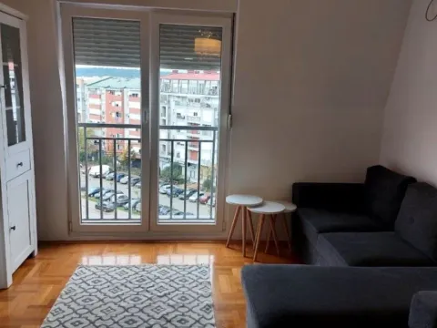 Izdavanje, dvosoban stan, 56m², Stari Aerodrom, Podgorica - image 1