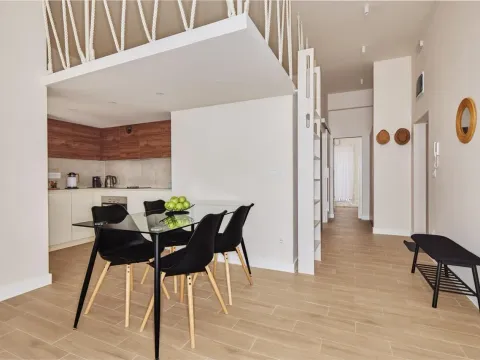 Izdavanje, trosoban stan, 80m², Mrčevac, Tivat - image 1