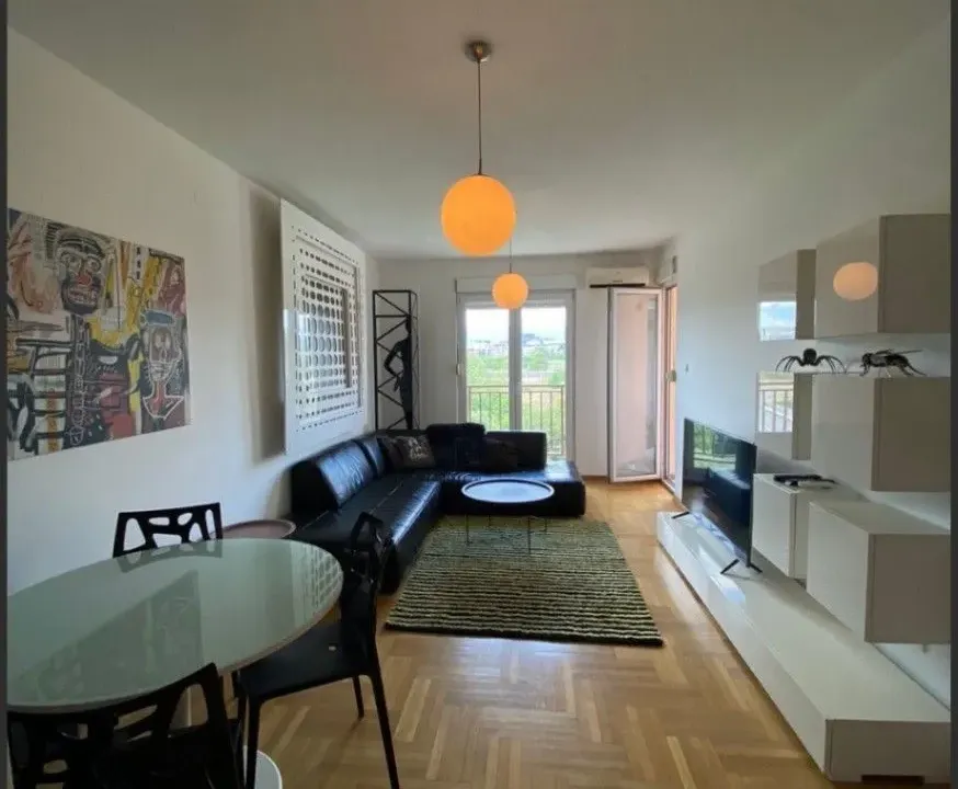 Izdavanje, dvosoban stan, 65m², Podgorica, Crna Gora