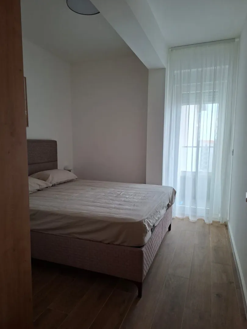 Bedroom with a double bed and access to the terrace.