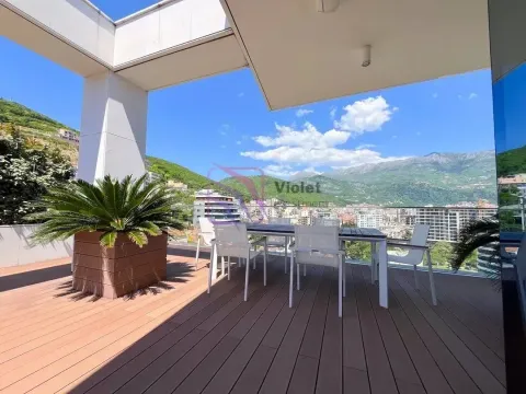 Prostrana natkrivena terasa sa garniturom za sjedenje i pogledom na grad i planine. - image 4