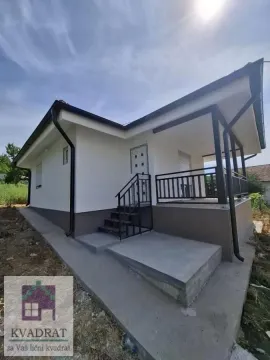 Pogled na spoljašnjost kuće sa natkrivenom terasom i ulaznim stepeništem. - image 3