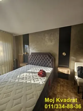 Spavaća soba sa bračnim krevetom i noćnim stočićima. - image 8