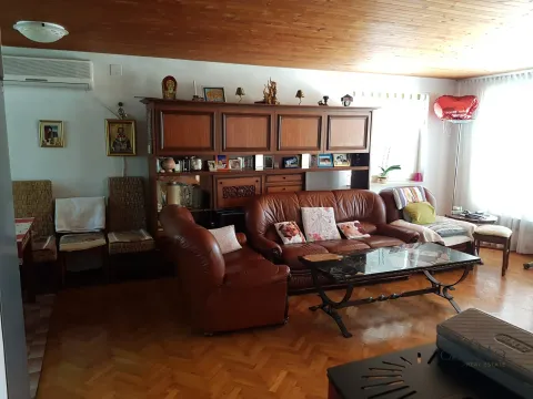 Dnevna soba sa garniturom od kože, drvenim namještajem i parketom. - image 4
