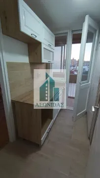 Manja kuhinja sa belim elementima i drvenim detaljima, sa izlazom na terasu. - image 12
