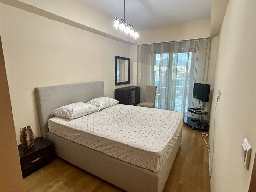 Furnished bedroom with a double bed and access to the terrace.