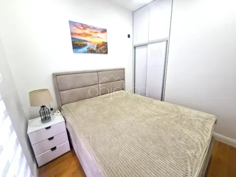 Namještena spavaća soba sa bračnim krevetom, noćnim stočićem i ugradnim ormarom. - image 8