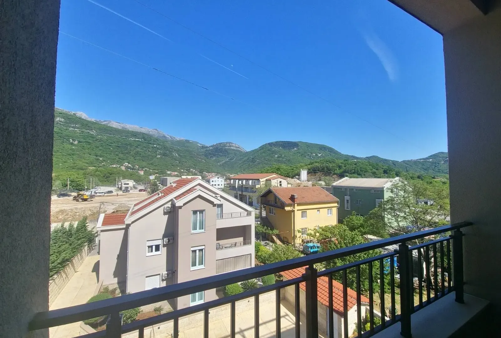 Izdavanje, dvosoban stan, 68m², Lastva Grbaljska, Kotor