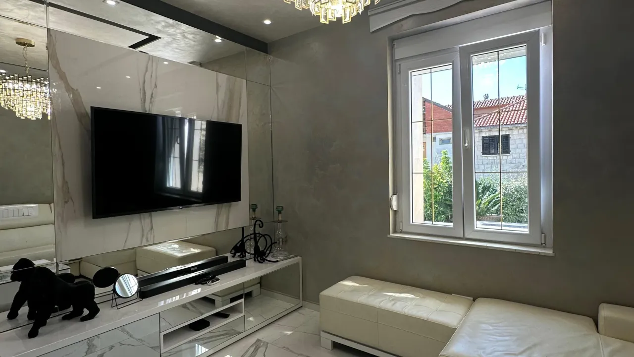 Izdavanje, jednosoban stan, 63m², Centar, Tivat