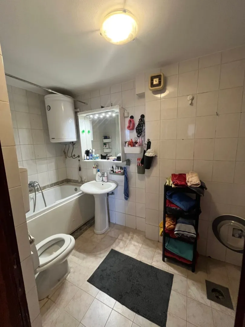 Manje kupatilo sa kadom, umivaonikom i wc šoljom.