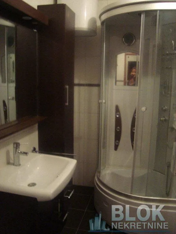 Izdavanje, kuća, 200m², Gorica C, Podgorica