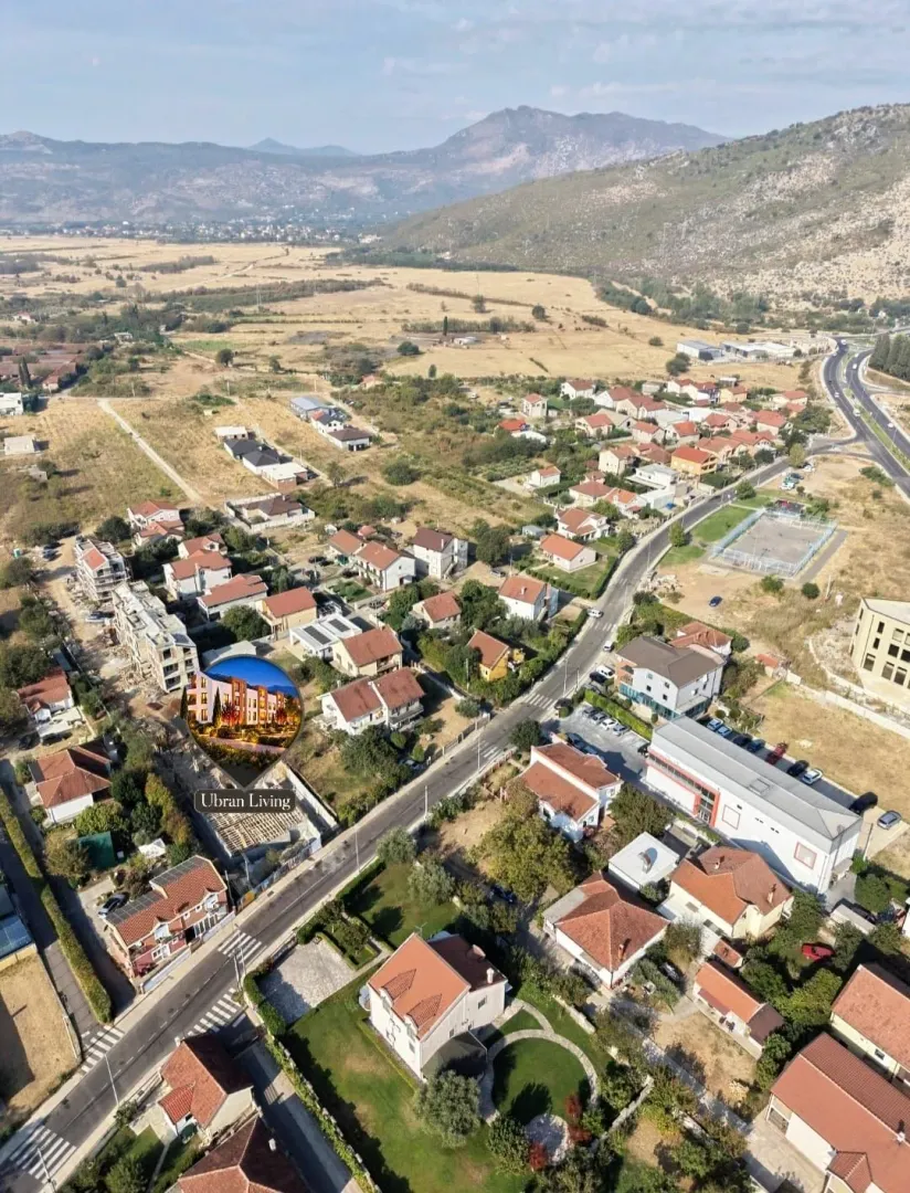Pogled iz vazduha na naselje i okolni pejzaž.