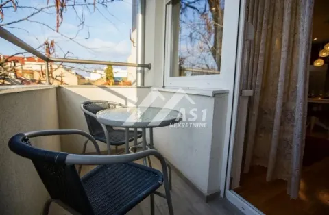 Manji namešteni balkon sa stolom i dve stolice. - image 9