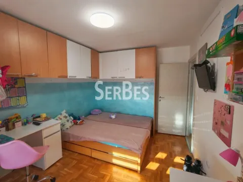 Dečja soba sa krevetom, radnim stolom i ugradnim ormarima. - image 5