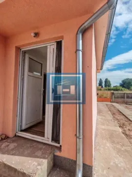 Ulazna vrata i spoljni deo kuće sa olukom. - image 4