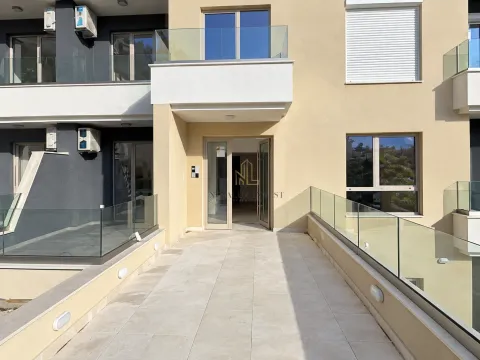 Fasada moderne stambene zgrade sa ulazom i terasom. - image 13