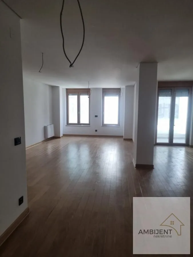 Prodaja, četvorosoban stan, 261m², Čubura, Beograd