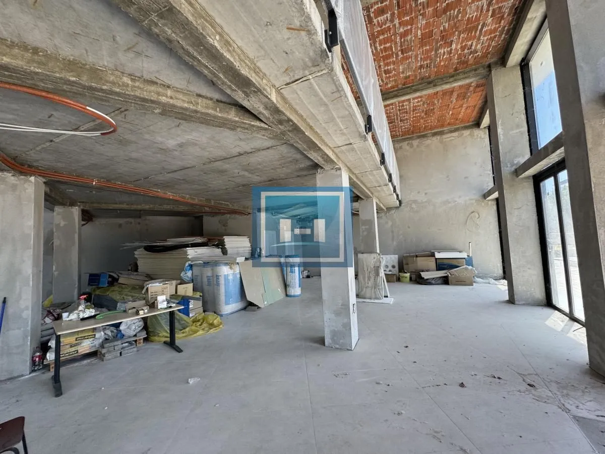 Izdavanje, poslovni prostor, 240m², Centar, Paraćin