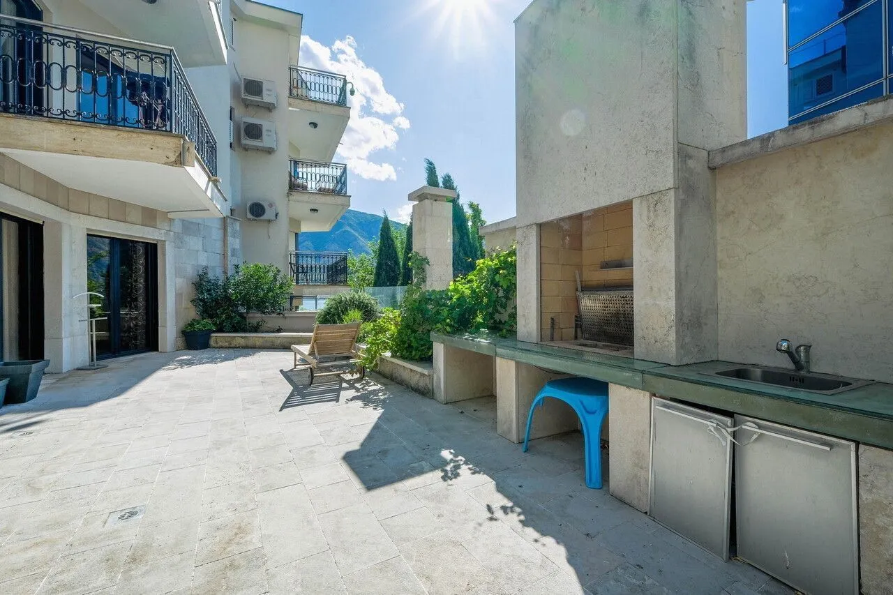 Prodaja, dvosoban stan, 85m², Dobrota, Kotor