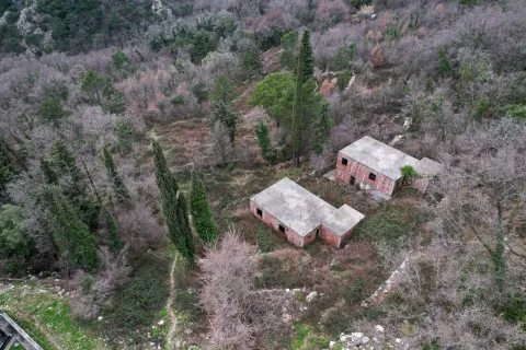 Pogled iz vazduha na dvije nezavršene kuće u šumovitom okruženju. - image 8