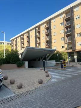 Pogled na ulaz u podzemnu garažu ispred stambene zgrade. - image 3