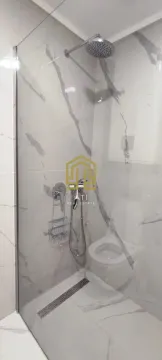 Moderno opremljeno kupatilo sa tuš kabinom i mermernim pločicama. - image 10