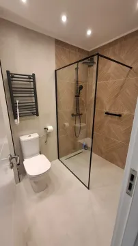 Moderne kupatilo sa tuš kabinom sa staklenom pregradom i wc šoljom. - image 9