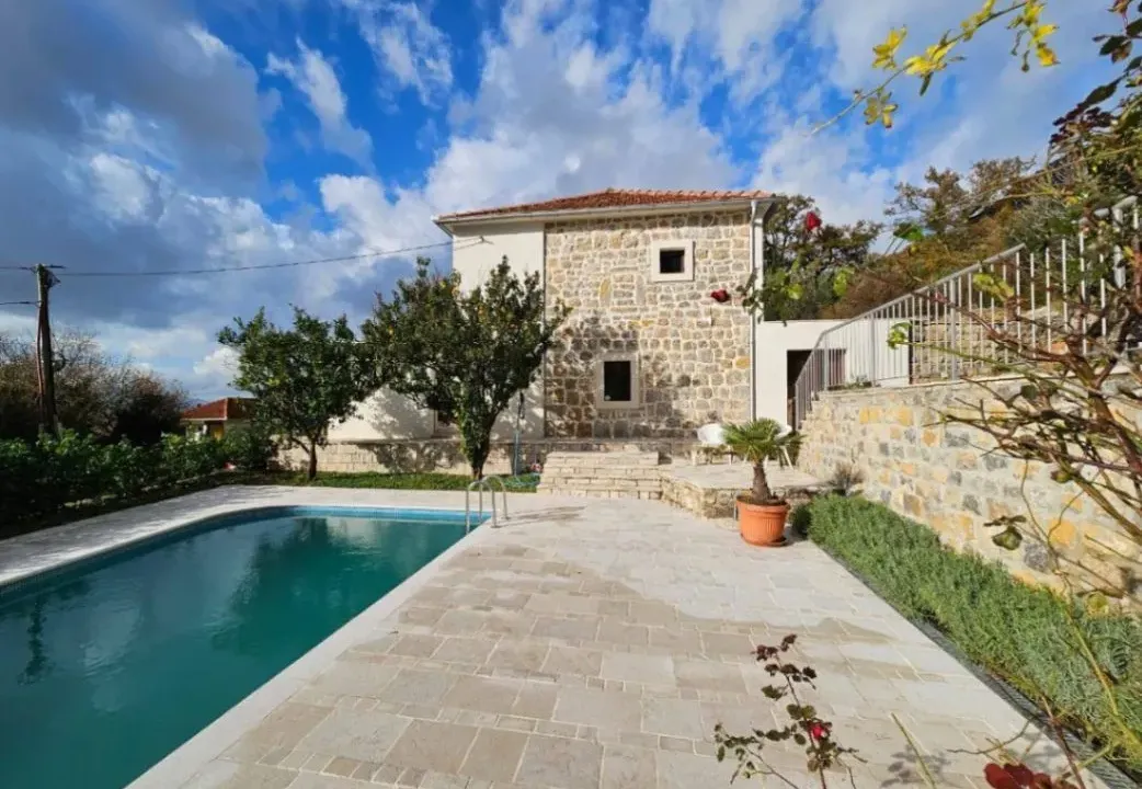 Izdavanje, kuća, 111m², Kavač, Kotor