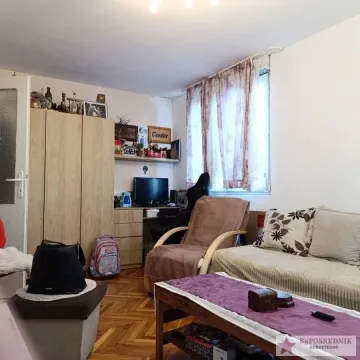 Dnevna soba sa garniturom za sedenje, radnim stolom i nameštajem. - image 3